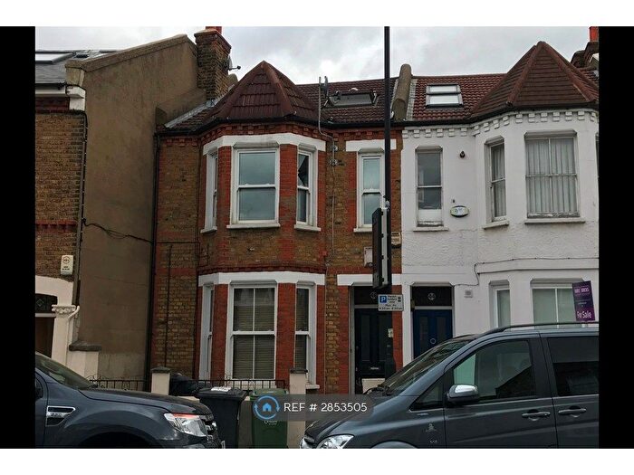 2 Bedroom Flat To Rent In North Street, London, SW4