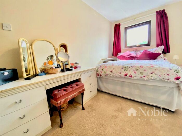 2 Bedroom Flat For Sale In Gresham Road, Brentwood, CM14