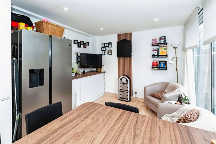 3 Bedroom End Of Terrace House For Sale In Sunderland Road, Maidenhead, Berkshire, SL6