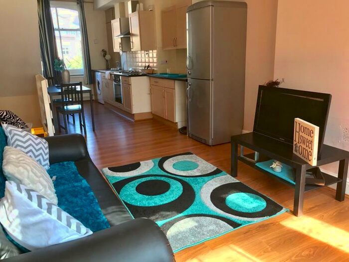 2 Bedroom Apartment To Rent In A Woodhouse Lane, LS2