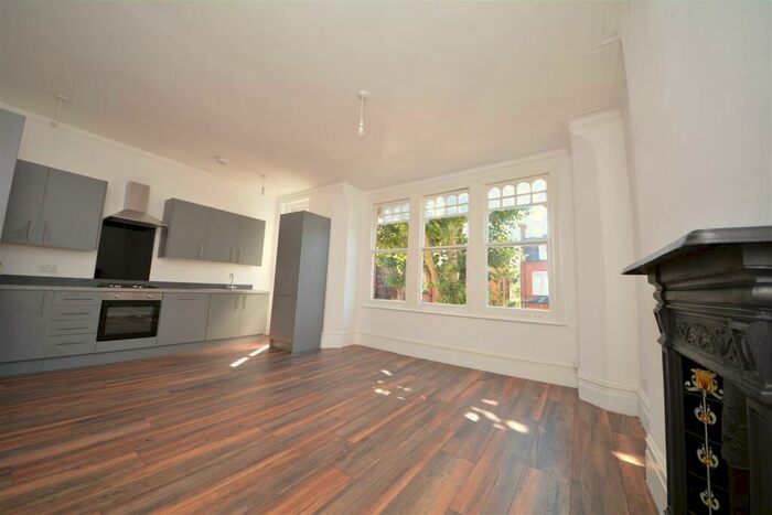 3 Bedroom Flat To Rent In Kings Avenue, Muswell Hill., N10
