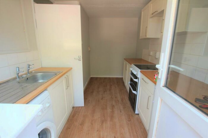 1 Bedroom Flat To Rent In The Grattons, Horsham, RH13