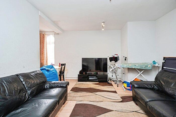 3 Bedroom Flat For Sale In Flat, Kendal House, Shore Place, London, E9 - Photo 8