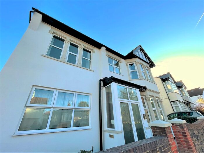 1 Bedroom Flat To Rent In Sandown Avenue, Westcliff-On-Sea SS0