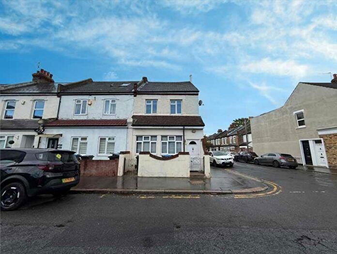 3 Bedroom End Of Terrace House For Sale In Dartnell Road, Croydon, Greater London, CR0