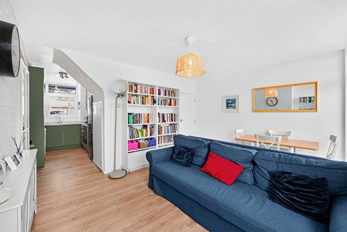 3 Bedroom Maisonette For Sale In Limpsfield Avenue, London, SW19