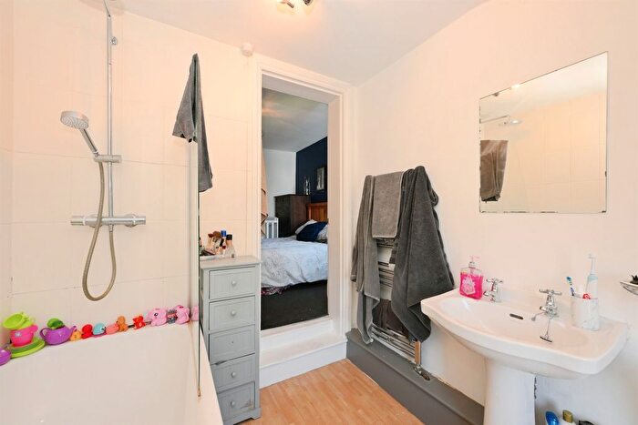 2 Bedroom Semi-detached House For Sale In Roman Street, Hoddesdon, EN11
