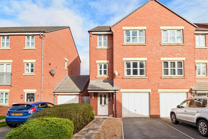 4 Bedroom Town House To Rent In Bronte Close, East Ardsley WF3