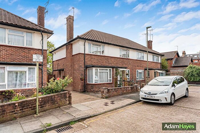 2 Bedroom Maisonette For Sale In Northwood Gardens, North Finchley, N12