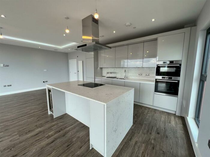 2 Bedroom Penthouse To Rent In Victoria Avenue, Southend-On-Sea, SS2