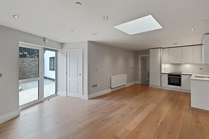 Flat To Rent In St. Ives Place, London, E14