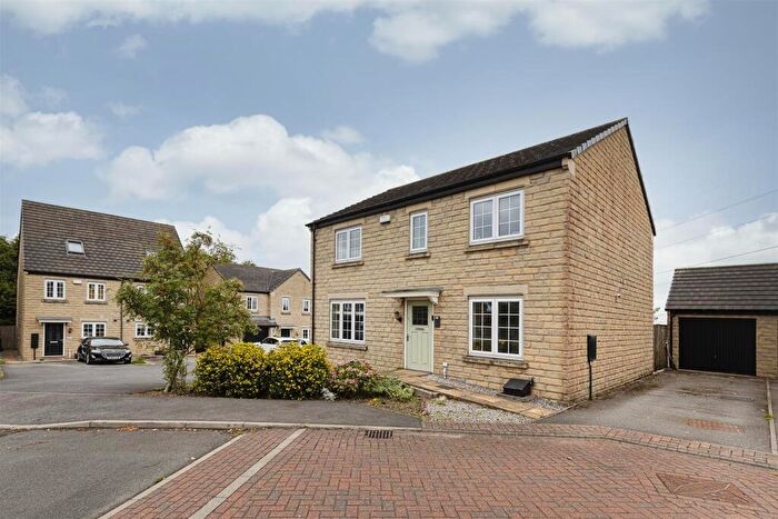 4 Bedroom Detached House For Sale In Stirling Wood Close, Lindley, Huddersfield, HD3