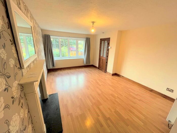 3 Bedroom Town House For Sale In Thorpe Garth, Leeds, LS10