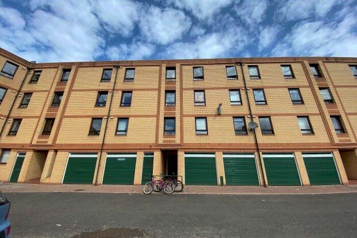 2 Bedroom Flat To Rent In Middlesex Gardens, Glasgow, G41
