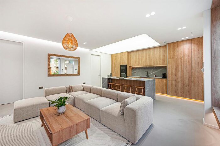 2 Bedroom Flat For Sale In Vinery Way, London, W6