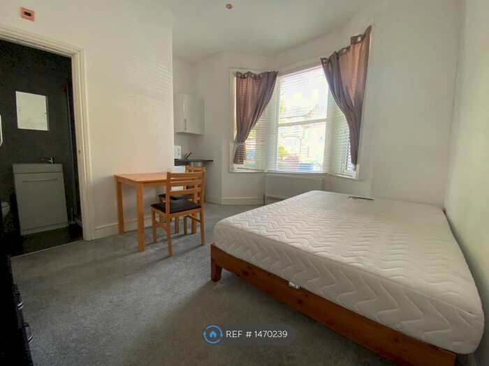 Studio To Rent In Underhill Road, London, SE22