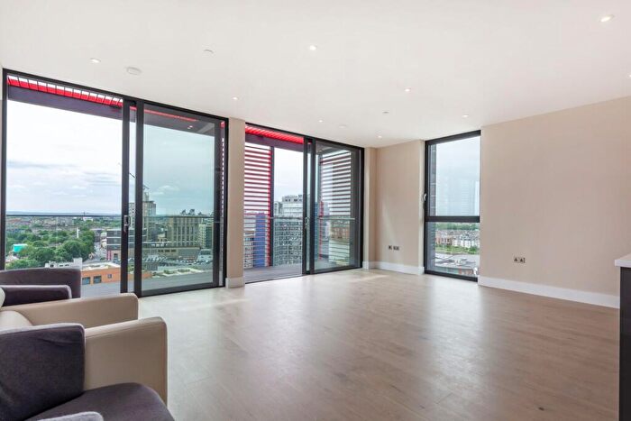 3 Bedroom Flat To Rent In Gwynne Road, Battersea Square, London, SW11