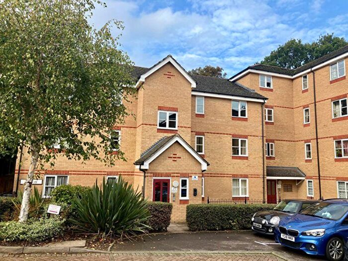 2 Bedroom Flat To Rent In Fernwood Court, Pickard Close, London, N14