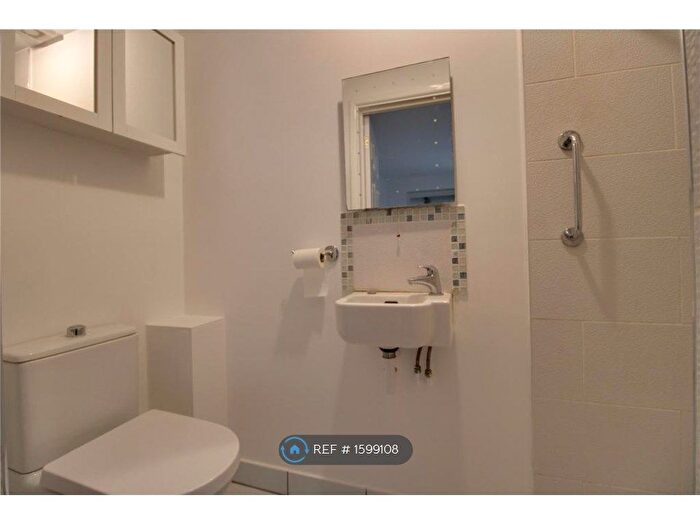 1 Bedroom Semi-Detached House To Rent In Lavenham Drive, Reading, RG5