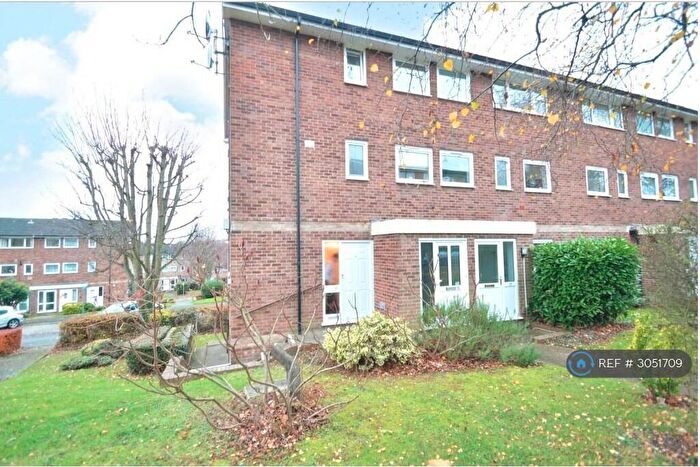 3 Bedroom Maisonette To Rent In Denham Close, Maidenhead, SL6