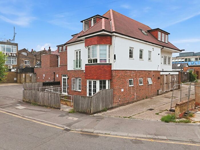 1 Bedroom Flat For Sale In Connaught Avenue, London, E4