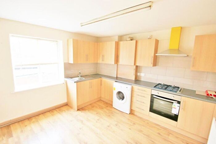 3 Bedroom Flat To Rent In Bow Common Lane, London, E3