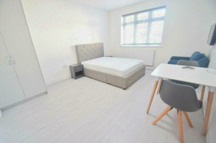 Flat To Rent In Beechcroft Avenue, Golders Green, NW11