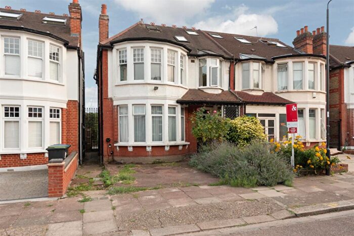 3 Bedroom Flat For Sale In Selborne Road, London, N14