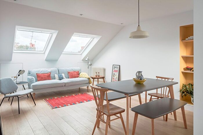 2 Bedroom Flat To Rent In Oswyth Road, Peckham Rye, London, SE5