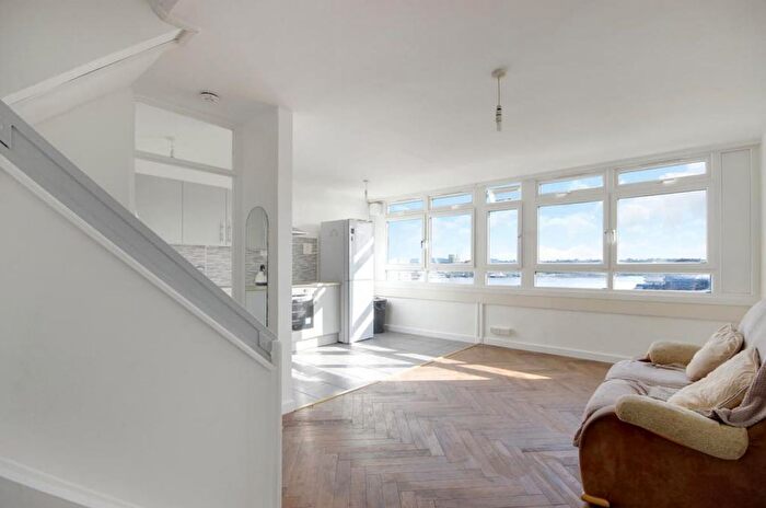 2 Bedroom Flat To Rent In Kelson House, Stewart Street, London, E14