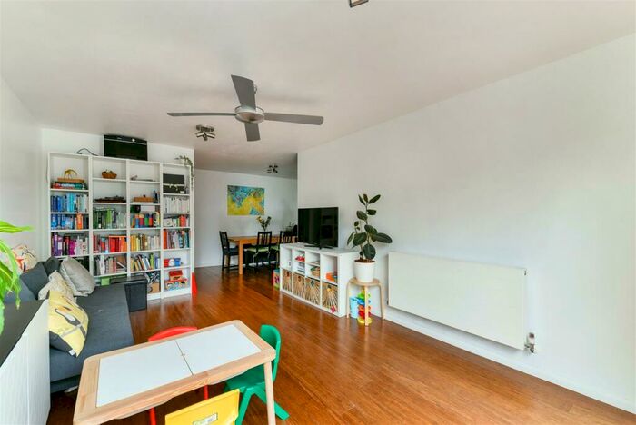 2 Bedroom Flat To Rent In Dengie Walk, Islington, London, N1