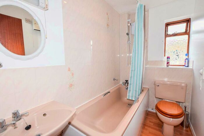 1 Bedroom Flat To Rent In University Road, Colliers Wood, SW19