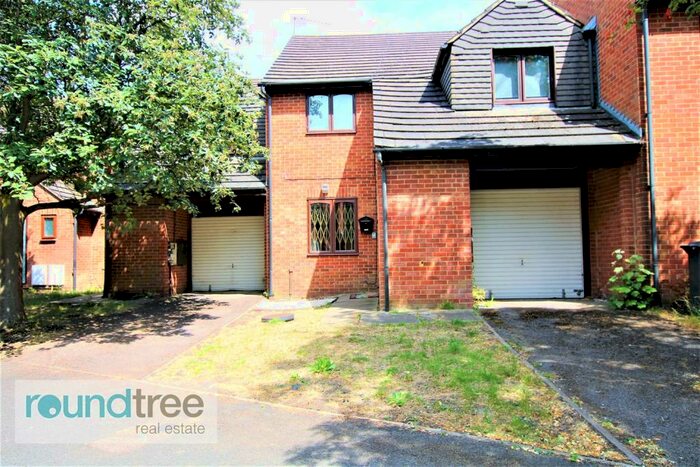 5 Bedroom House To Rent In Wheatley Close, Hendon, NW4