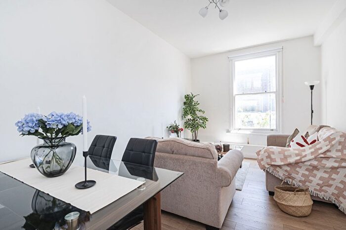 2 Bedroom Flat For Sale In Sylvester Path, Hackney, London, E8