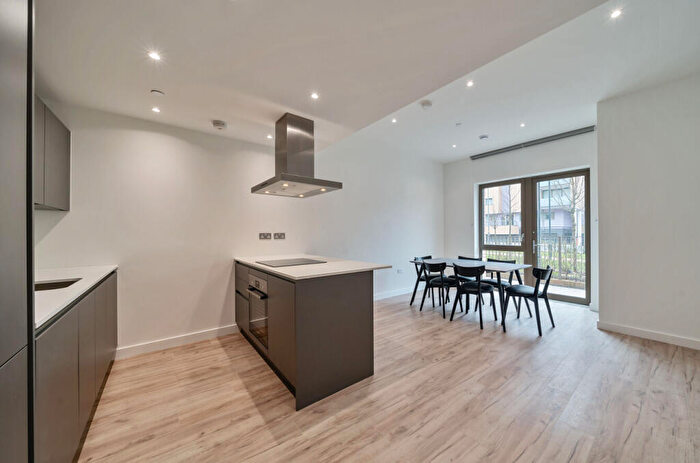 3 Bedroom Town House To Rent In Bed Duplex, Roe, Softwood House In Anchors Point, E16