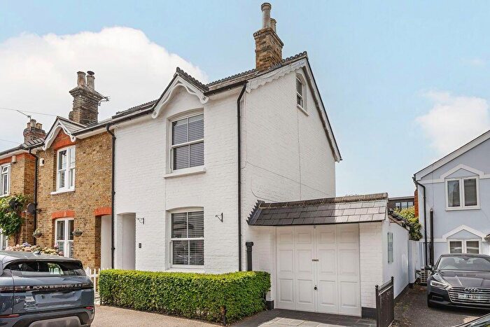 3 Bedroom Semi Detached House For Sale In New Road, Weybridge, KT13