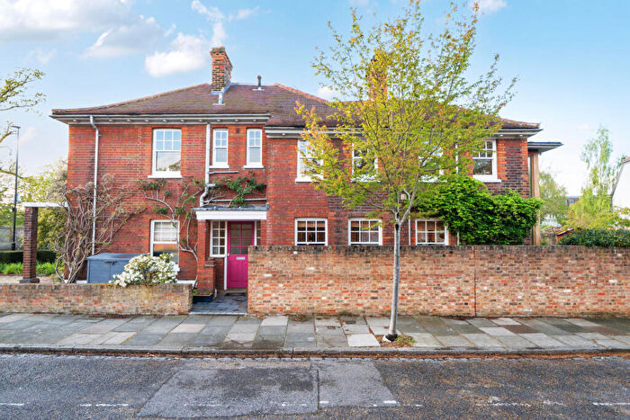 5 Bedroom Semi-Detached House For Sale In Maze Hill, London, SE3