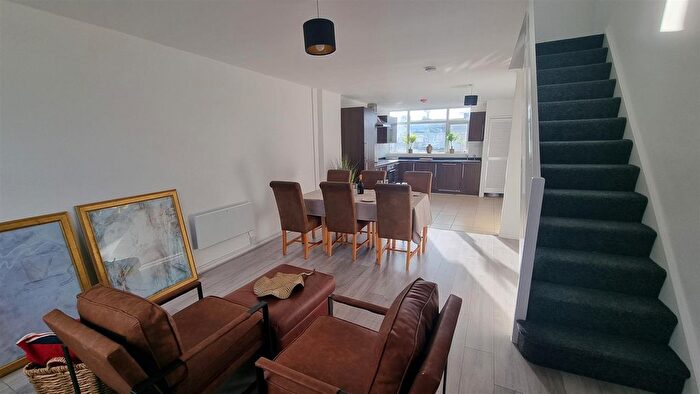 3 Bedroom Flat To Rent In Branstree Drive, Coventry, CV6