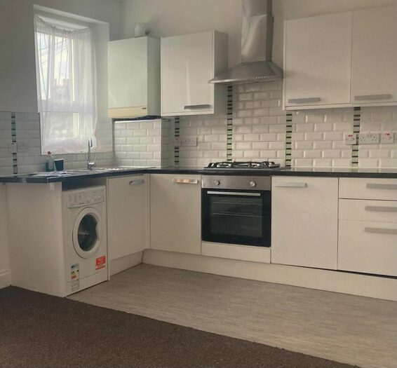 3 Bedroom Flat To Rent In Avondale Drive, Hayes, UB3