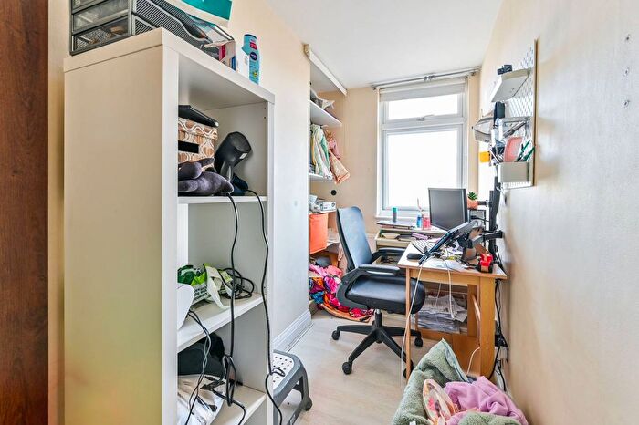 2 Bedroom Maisonette For Sale In Burr Close, St Katharine Docks, London, E1W
