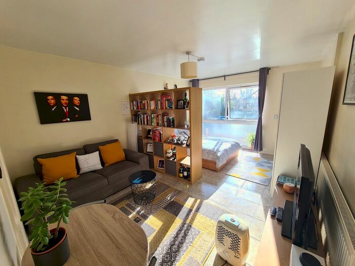 Studio To Rent In Lynton Grange, Fortis Green, East Finchley, N2