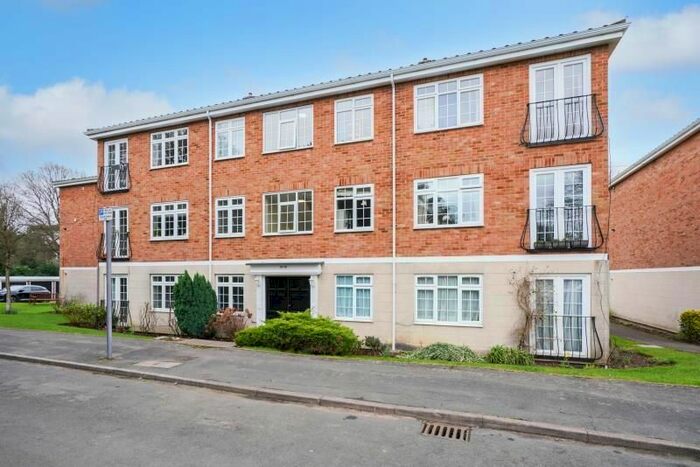 2 Bedroom Flat To Rent In Gainsborough Court, Station Avenue, Walton On Thames, Surrey KT12