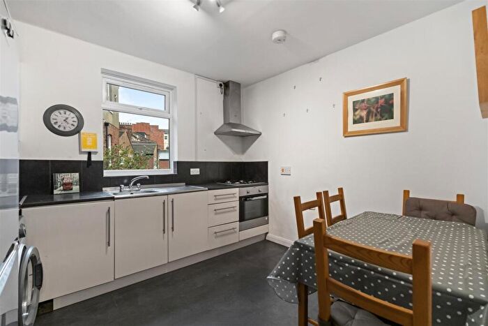 3 Bedroom Flat To Rent In Rockhall Road, London, NW2