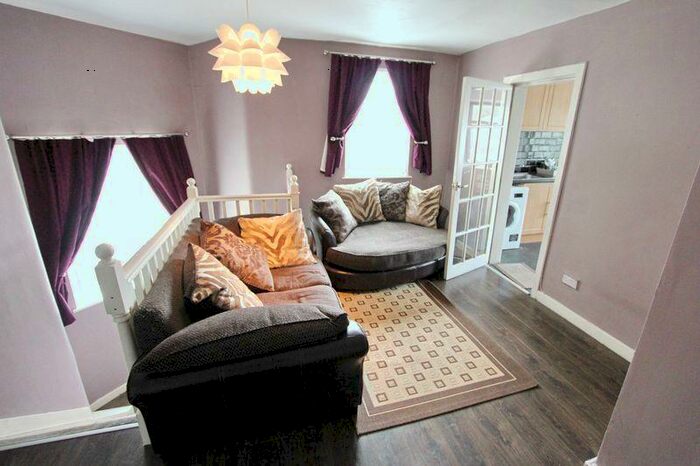 2 Bedroom Flat To Rent In Thatch Leach Lane, Whitefield, M45