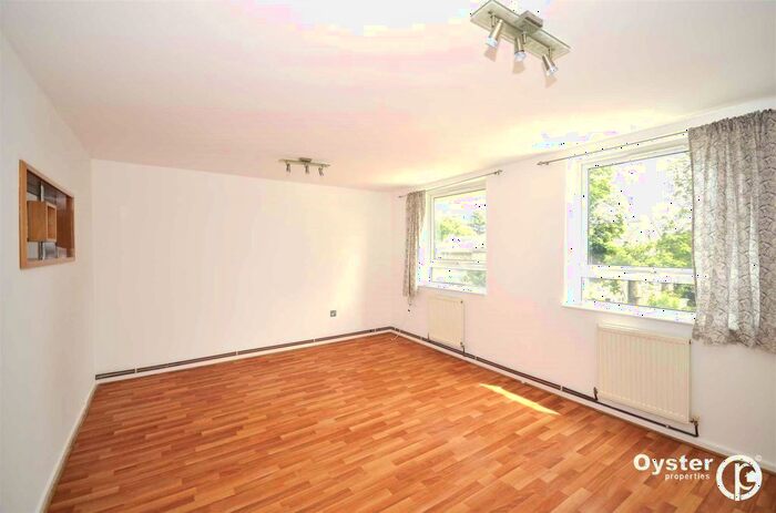 3 Bedroom Flat To Rent In High Road, London, N11