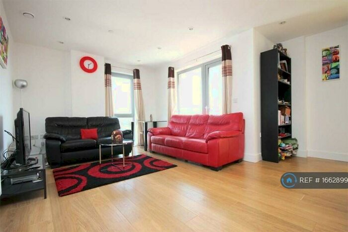 2 Bedroom Flat To Rent In Luxury With Gym And Concierge, London, E1