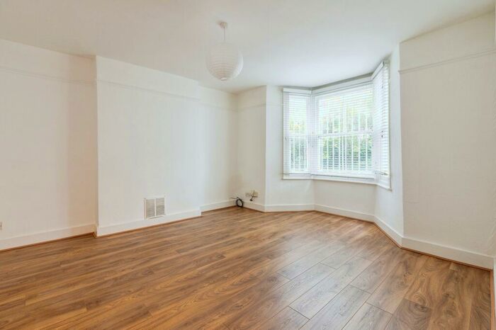 1 Bedroom Flat To Rent In Woodsome Road, NW5