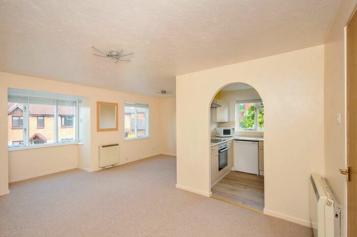 2 Bedroom Flat To Rent In Gables Close, Lee, SE12