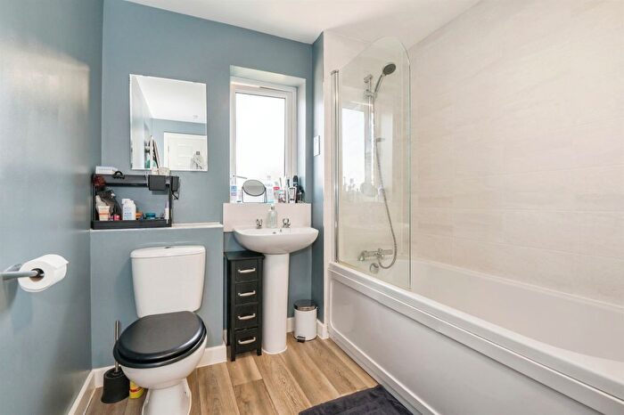 3 Bedroom End Of Terrace House For Sale In Chiltern Crescent, Fair Oak, Eastleigh, SO50