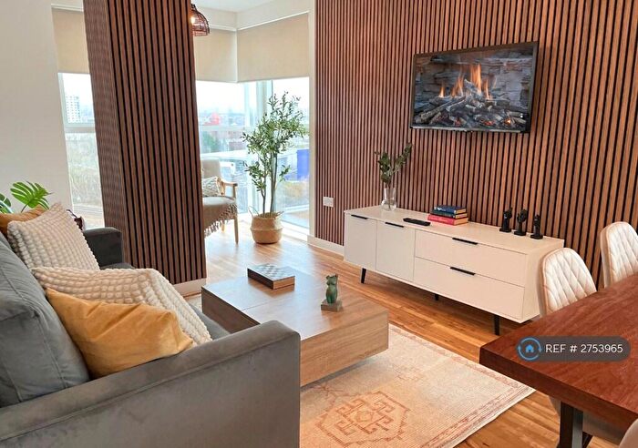 3 Bedroom Flat To Rent In Pomona Strand, Manchester, M16